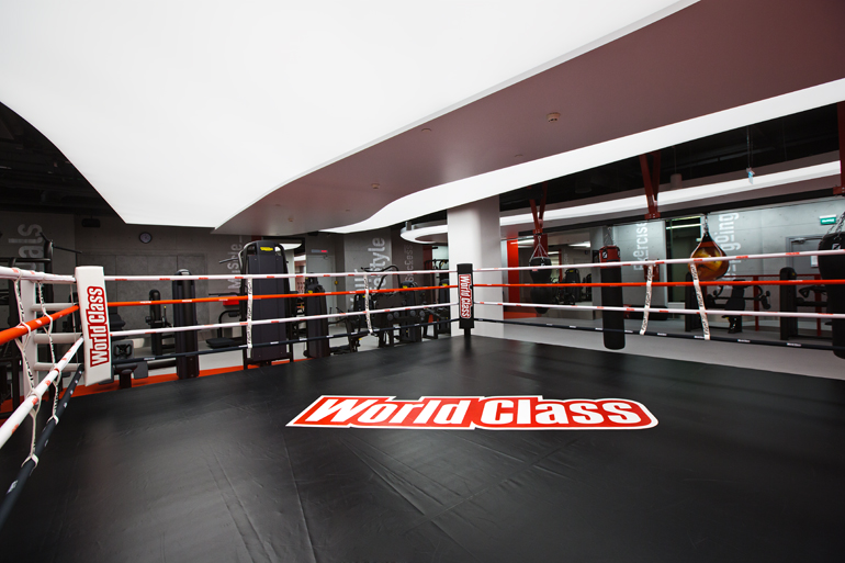 Съёмка интерьера фитнес клуба World Сlass в Москве, ринг и тренажерный зал.
