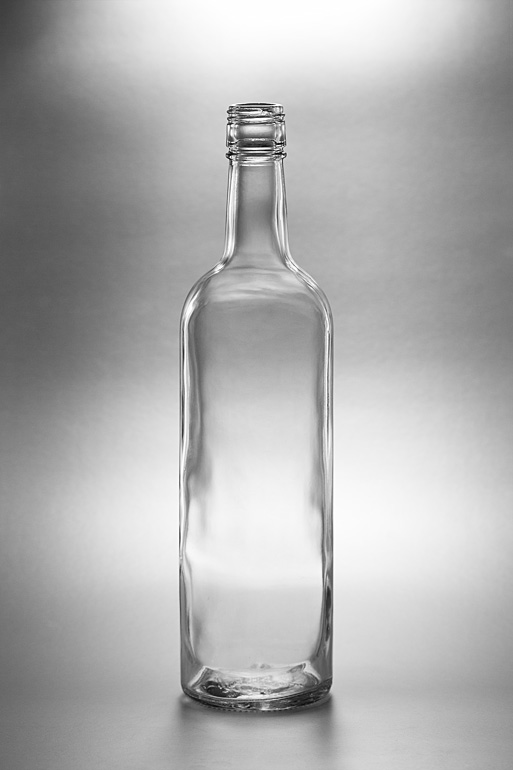 Фотосъемка стеклянной бутылки для каталога