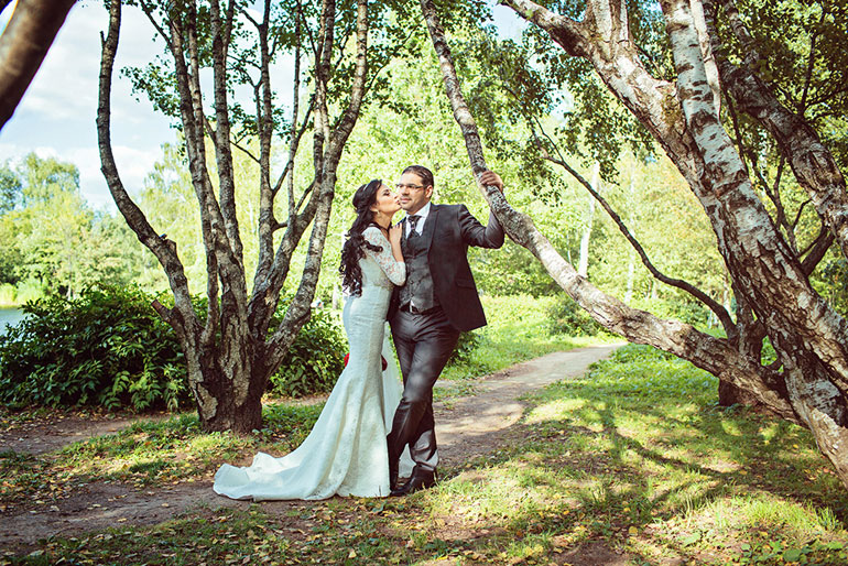 Фотосъёмка жениха и невесты в парке, свадебная фотография