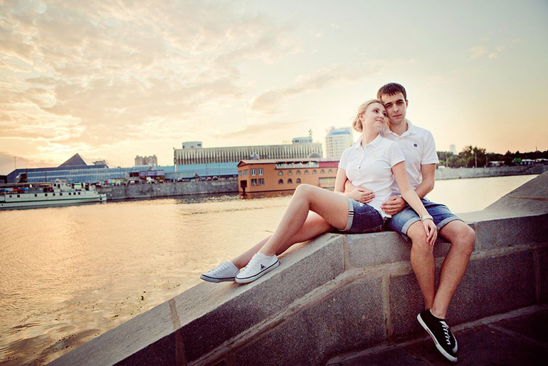 Фотосъёмка Love Story двое на набережной, фотосессия для двоих.