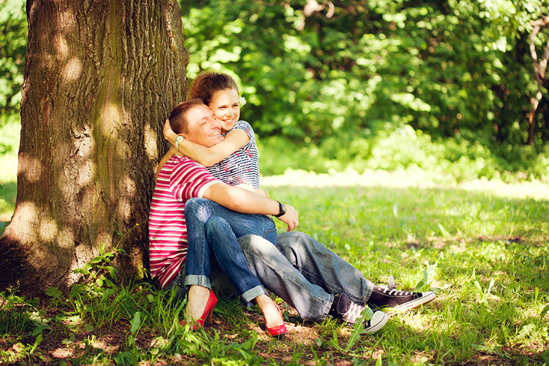 Фотосъёмка Love Story двое на лужайке, фотосессия для двоих.