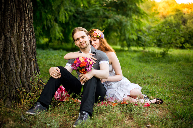 Фотосъёмка Love Story с лепестками роз, фотосессия для двоих.