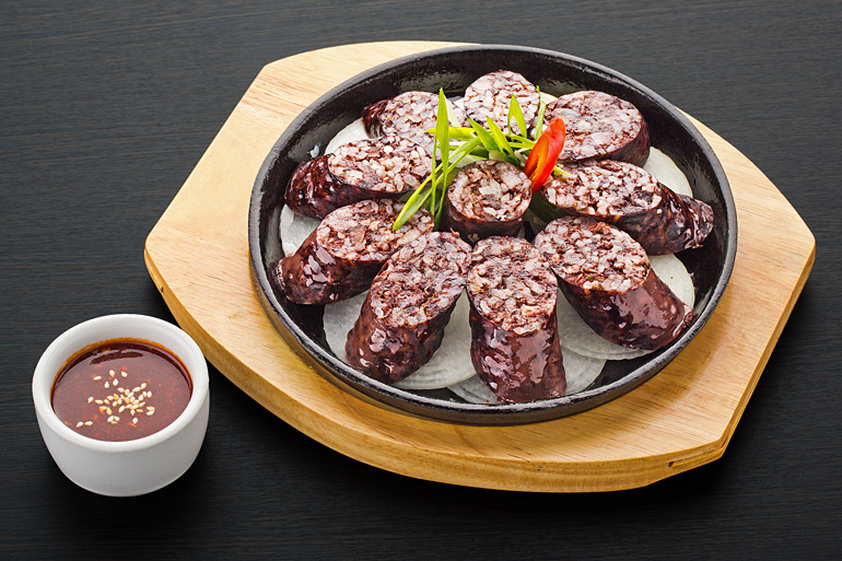 Фото блюда для меню ресторана восточной кухни, кровяная домашняя колбаса - Сундэ.