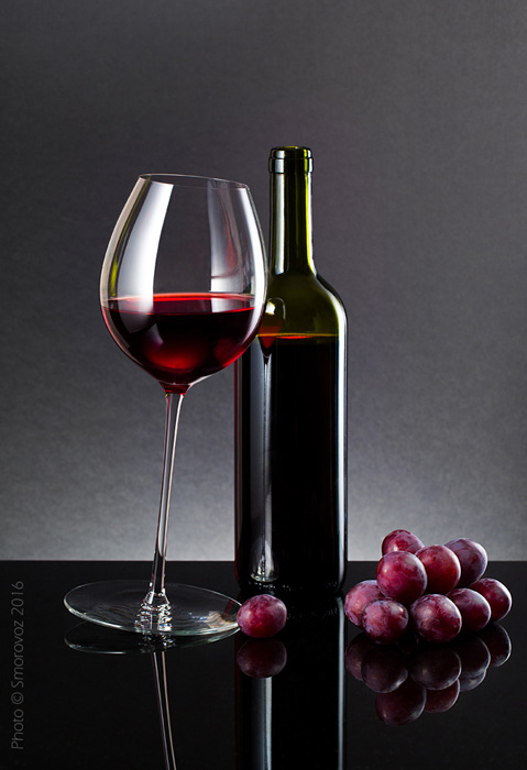Фотография бокала с красным вином для каталога продукции.