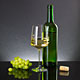 Фотосъемка еды и напитков, бокал с белым вином и декантер